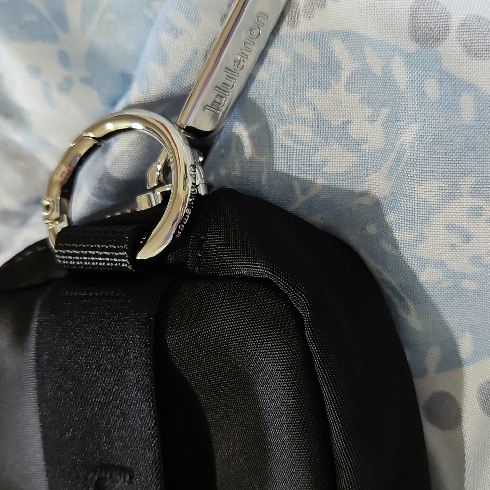 Lululemon NWT Everywhere Nano Belt Bag, black/silver. Clip anywhere😍 - Picture 5 of 6